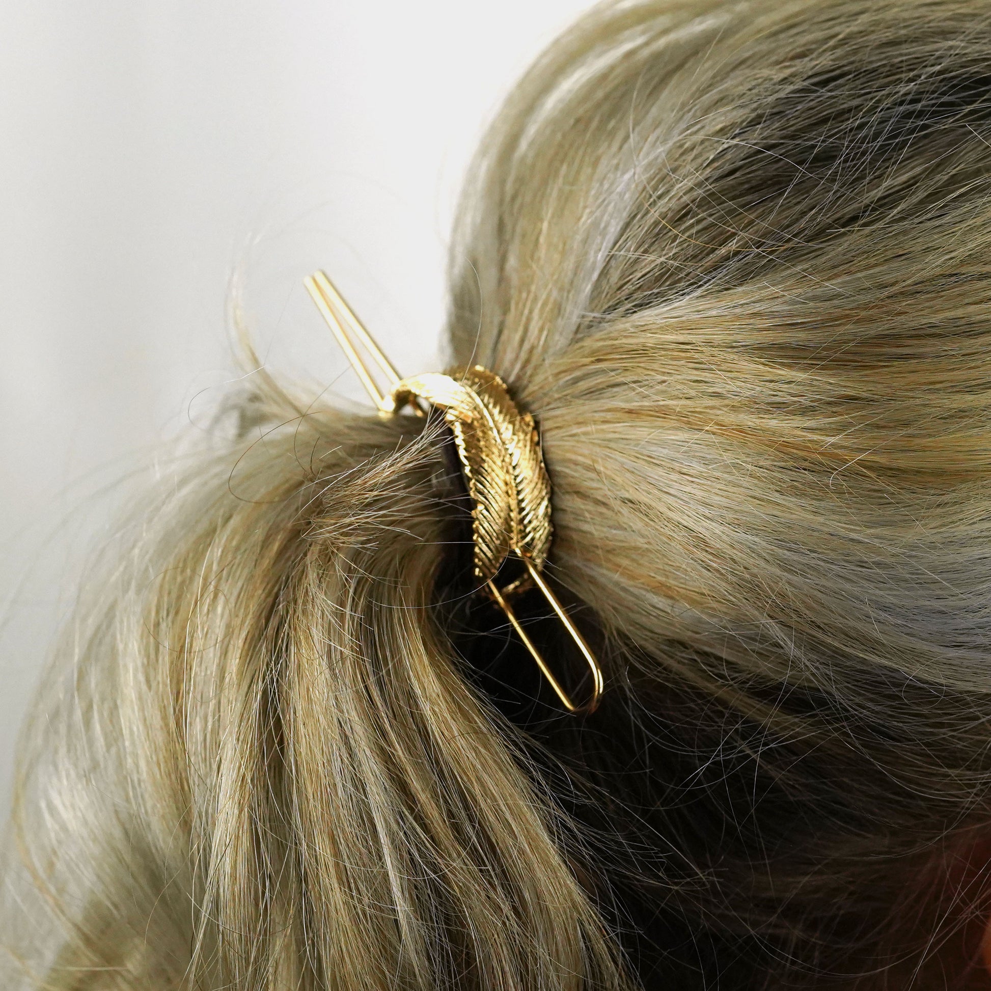 Goldene Haarnadel in Federoptik, Modeschmuck - Honeywaves.de